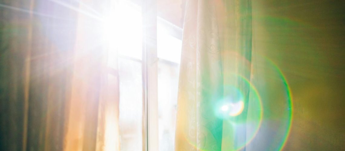 Canicule : faut-il quand même aérer la maison ou garder les fenêtres fermées ?